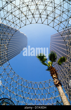 Spaceframe artwork focalizza l attenzione su due imponenti edifici per uffici nel quartiere finanziario del centro cittadino di Los Angeles, California, USA. Foto Stock