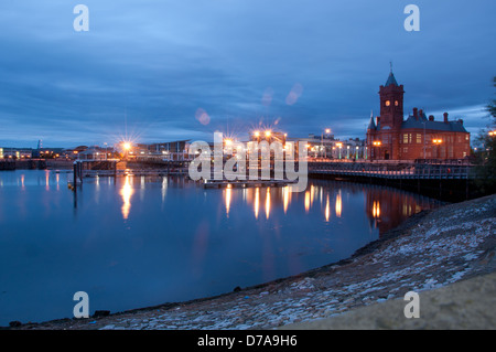 Un inizio di mattina vista sulla Baia di Cardiff, Galles. Foto Stock