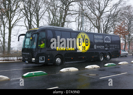 Sport, calcio, Bundesliga, 2012/2013, Borussia Moenchengladbach contro il Borussia Dortmund 1:1, Stadio Borussia Park di Moenchengladbach, autobus squadra di Dortmund Foto Stock