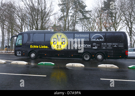 Sport, calcio, Bundesliga, 2012/2013, Borussia Moenchengladbach contro il Borussia Dortmund 1:1, Stadio Borussia Park di Moenchengladbach, autobus squadra di Dortmund Foto Stock