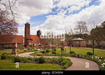 I giardini del Santuario anglicana chiesa di Nostra Signora di Walsingham, Little Walsingham, Norfolk. Foto Stock