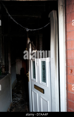 Casa grave incendio porta anteriore UPVC fuso bruciato Foto Stock