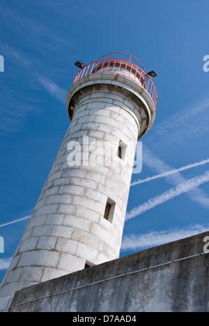 Faro all'ingresso a Port Vauban marina interna, Antibes, Alpes-Maritime 06, Francia Foto Stock
