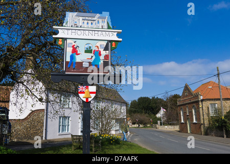 Segno del villaggio per Thornham. Foto Stock