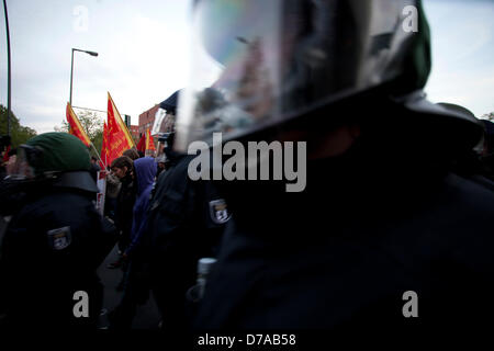 Forte la presenza della polizia durante la giornata del lavoro manifestazioni a Berlino, Germania Foto Stock