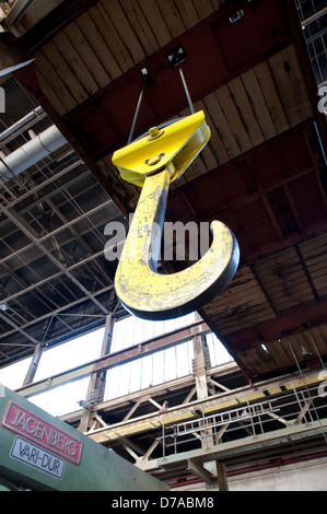 Giallo grande fabbrica di gancio di gru a ponte Foto Stock