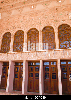 Porte nicchie e stucco interno nella vecchia casa storica a Kashan, Iran Foto Stock