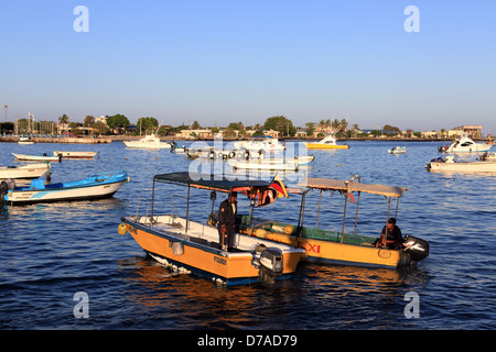 L'acqua taxi boat e barche ormeggiate in Puerto Baquerizo Moreno in porto le isole Galapagos Foto Stock