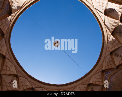 Attesa di ventilazione e cielo blu in cucina nella vecchia casa storica a Kashan, Iran Foto Stock