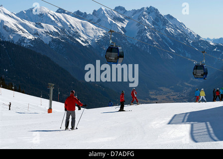 Sciatori sul Gampen ski area nella parte superiore dell'area di Nasserein Bahn funivia, St Anton, nel Tirolo austriaco Foto Stock
