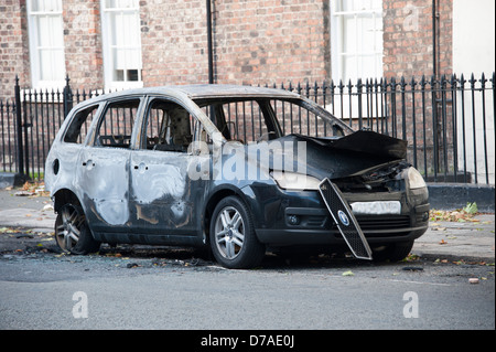 Bruciata auto berlina dopo la sommossa arson Foto Stock