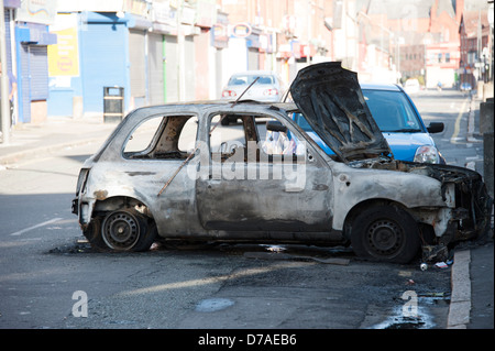 Furto di auto abbandonate bruciata riot tafferugli Foto Stock