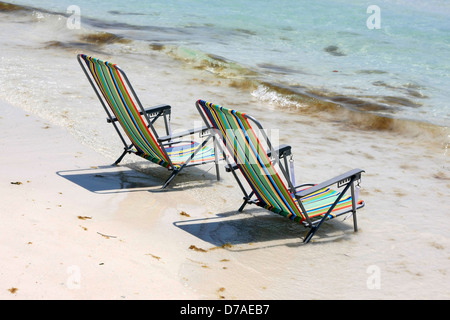 Twp sedie vuote sulla Siesta Key Beach in Florida Foto Stock