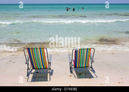 Twp sedie vuote sulla Siesta Key Beach in Florida Foto Stock