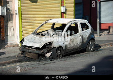 Furto di auto abbandonate bruciata riot tafferugli Foto Stock