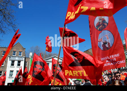 Londra, Regno Unito. Il 1 maggio 2013. Turchi e curdi sono gruppi di celebrare la giornata dei lavoratori in pace, a Londra. Le amministrazioni turca bandita la celebrazione di questo anno a Piazza Taksim. Credito: kaan diskaya / Alamy Live News Foto Stock