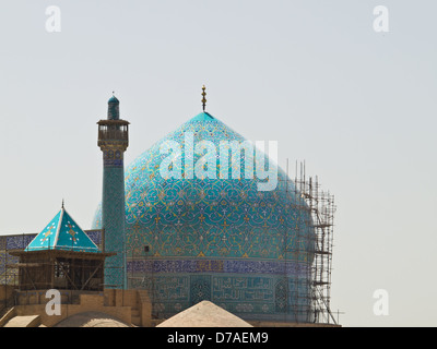 Cupola e minareto della moschea imam a Isfahan, Iran Foto Stock