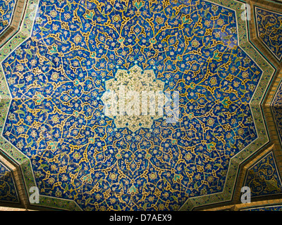 La cupola della moschea, ornamenti orientali da Sheikh Loft Allah moschea di Isfahan, Iran Foto Stock