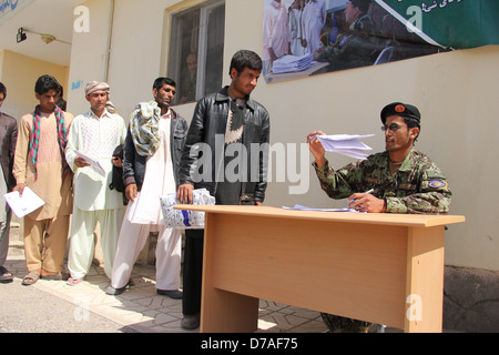 La gioventù afgana che ottengono il modulo registrato dall'Esercito nazionale afgano centro di reclutamento di Herat Foto Stock