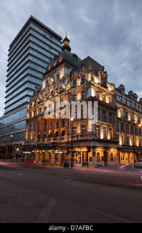 Esterno dell'Her Majesty Theatre di notte,Haymarket,West End,Londra,Inghilterra Foto Stock