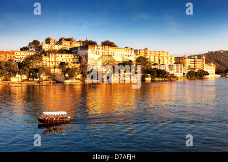 Lago Pichola e Palazzo di Città, Udaipur, Rajasthan, India, Asia. Foto Stock