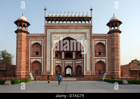 Porta grande,Taj Mahal,Palazzo Reale,di mughal,bianco,marmo,mausoleo,antica,iconico,agra,Uttar Pradesh, India Foto Stock