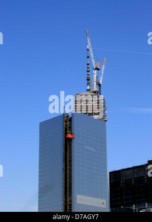 New York, Stati Uniti d'America. Il 2 maggio 2013. Sezione finale del World Trade Center guglia è messo in posizione rendendo la costruzione il più alto dell'emisfero occidentale. Credito: Christopher Penler / Alamy Live News Foto Stock