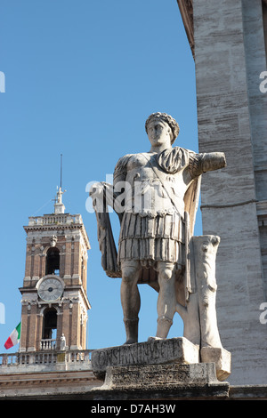 La statua di Costantino il Grande in Campidoglio a Roma , Italia. Foto Stock