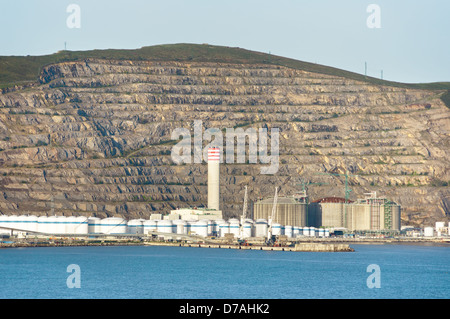 Raffineria petrolchimica vicino al mare Foto Stock