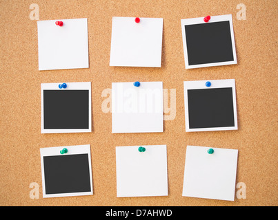 Bacheca di sughero con appuntato notepaper vuota Foto stock - Alamy