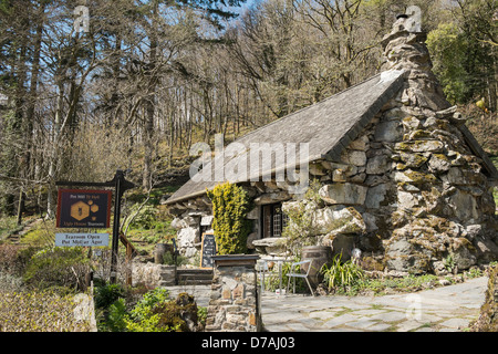 Ty Hyll o brutto House sala da tè in old Welsh cottage in Snowdonia sulla A5 strada tra Capel Curig e Betws-y-Coed, Wales, Regno Unito Foto Stock