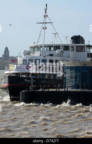 Il famoso Royal Iris Mersey Docks Ferry al Pier Head in Liverpool su un soleggiato e ventoso giorno Foto Stock