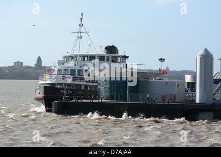 Il famoso Royal Iris Mersey Docks Ferry al Pier Head in Liverpool su un soleggiato e ventoso giorno Foto Stock