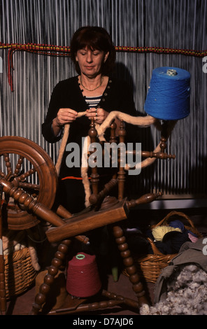 La donna la filatura sul pedale azionato il mandrino in un kibbutz di Israele Foto Stock