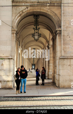 Coppia giovane da una coperta passerella arcuata, Commercial Square, Praca do Comercio, Lisbona, Portogallo Foto Stock