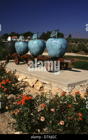 Le mele scultura di Asaf Lifshitz nella città di Metula nella Galilea superiore nel nord di Israele Foto Stock