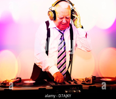 Un molto funky anziani nonno dj record di miscelazione Foto Stock