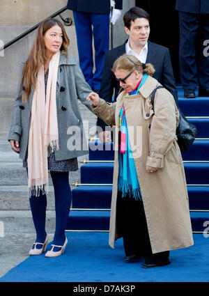 La principessa Christina di Olanda e figlia Juliana e figlio Bernardo lasciare il palazzo reale il giorno dopo la cerimonia di investitura del re Willem-Alexander in Amsterdam, 1 maggio 2013. Foto: Patrick van Katwijk Foto Stock