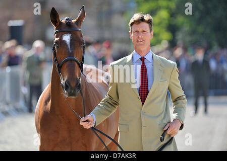 Badminton, UK. Il 2 maggio 2013. William Fox-Pitt [GBR] e Parklane Hawk trotto fino davanti alla giuria di massa in corrispondenza della prima ispezione di cavallo alla Mitsubishi Motors Badminton Horse Trials. La Mitsubishi Motors Badminton Horse Trials si svolgerà tra il 2 e il 6 maggio 2013. Foto di Stefano Bartolomeo/ Alamy Live News Foto Stock