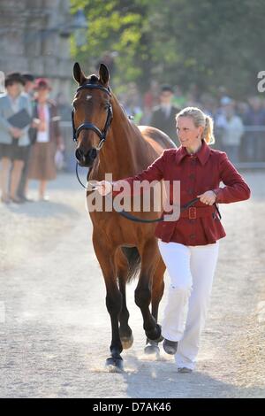 Badminton, UK. Il 2 maggio 2013. Zara Phillips [GBR] e alta unito trotto fino davanti alla giuria di massa in corrispondenza della prima ispezione di cavallo alla Mitsubishi Motors Badminton Horse Trials. La Mitsubishi Motors Badminton Horse Trials si svolgerà tra il 2 e il 6 maggio 2013. Foto di Stefano Bartolomeo/ Alamy Live News Foto Stock