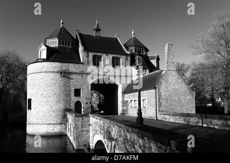 Il Smedenpoort City Gate, città di Bruges, Fiandre occidentali nella regione fiamminga del Belgio. Foto Stock