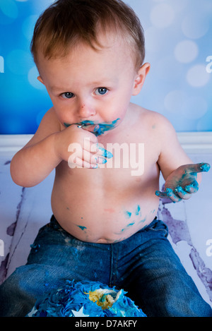 Ragazzi smash torta gigante blu cupcake Foto Stock