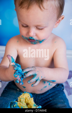 Ragazzi smash torta gigante blu cupcake Foto Stock