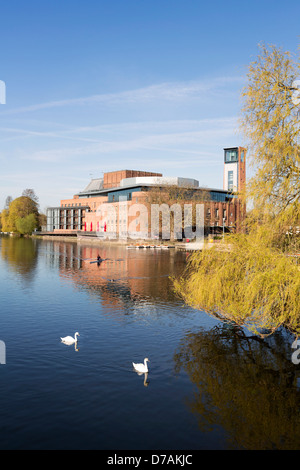 Royal Shakespeare Theatre e Swan Theatre lungo il fiume Avon a Stratford-upon-Avon, il luogo di nascita di William Shakespeare. Foto Stock