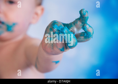 Ragazzi smash torta gigante blu cupcake Foto Stock