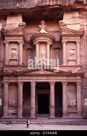 Un turista ammirate le antiche rocce monumento di taglio Bab come Siq o El Khazneh tesoro nell'Nabatean antica città di Petra in Giordania Foto Stock