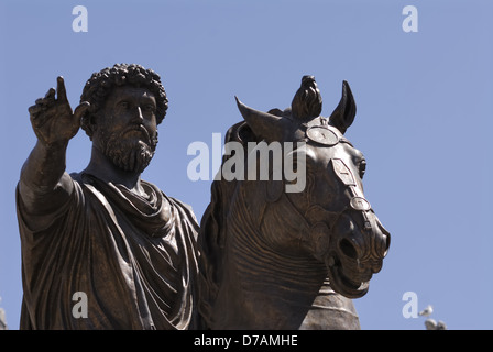 Statua in bronzo di Marco Aurelio sul suo cavallo, il Campidoglio a Roma Italia Foto Stock