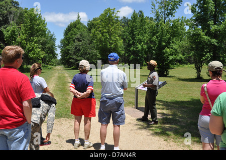 Un ranger del Parco dando un tour di Cowpens battaglia nazionale. Foto Stock