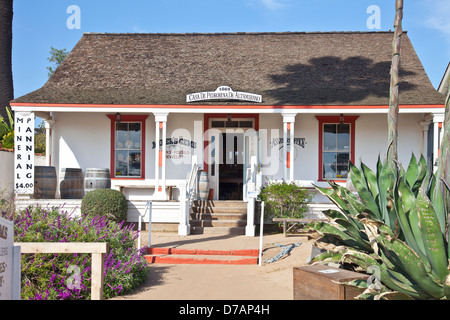 Casa Pedrorena de Altamirano, un 1996 restauro di un 1869 adobe casa di famiglia con un colonnato di legno portico anteriore; San Diego. Foto Stock