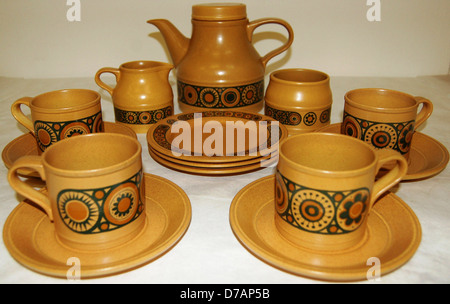Una fotografia di un set da tè degli anni '1970, che mostra il design e i materiali tipici del periodo. L'immagine mette in risalto lo stile e l'estetica degli utensili da cucina vintage degli anni '1970 Foto Stock